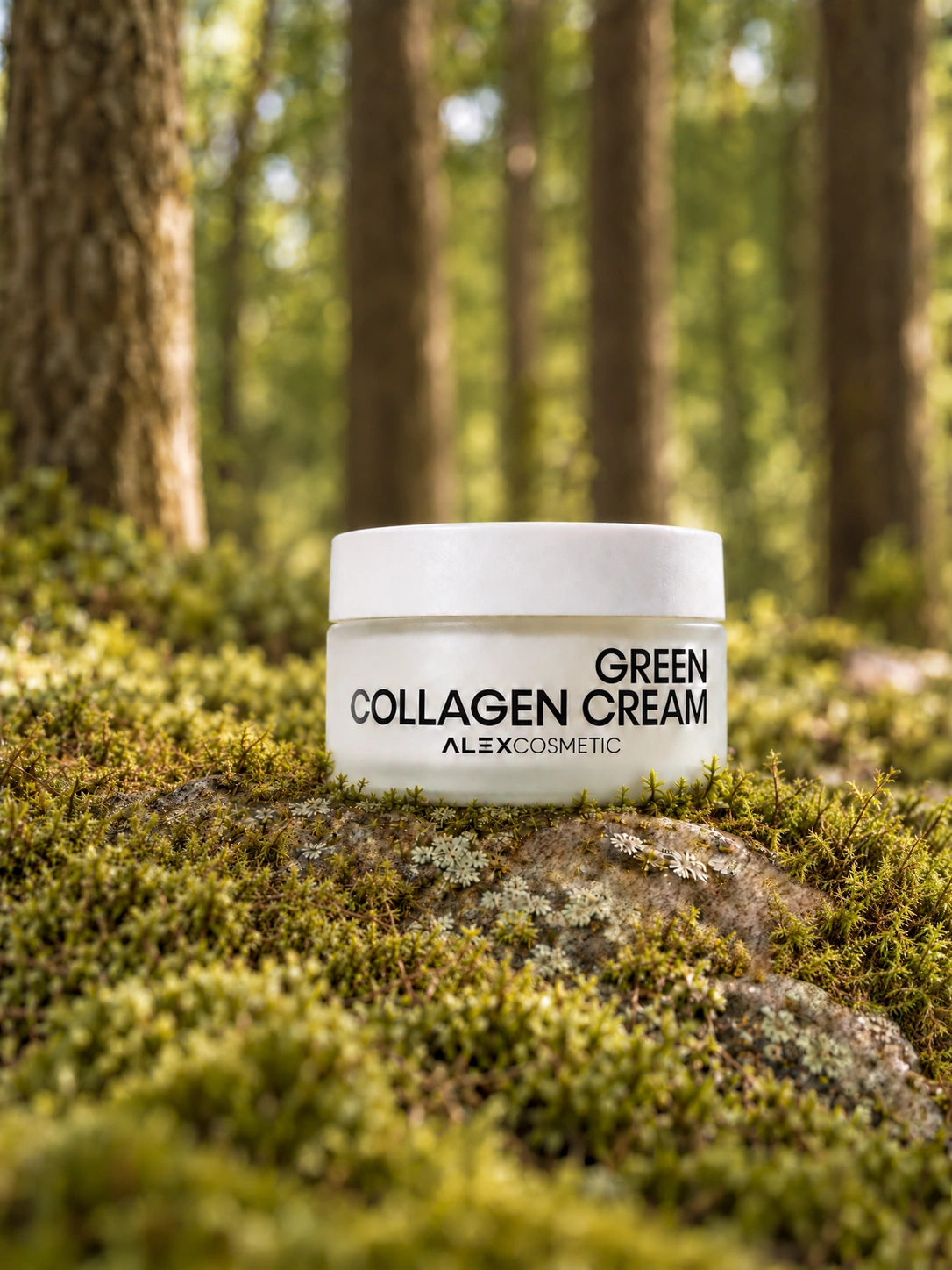 Green Collagen Cream från Alex Cosmetic i en mossig skogsmiljö